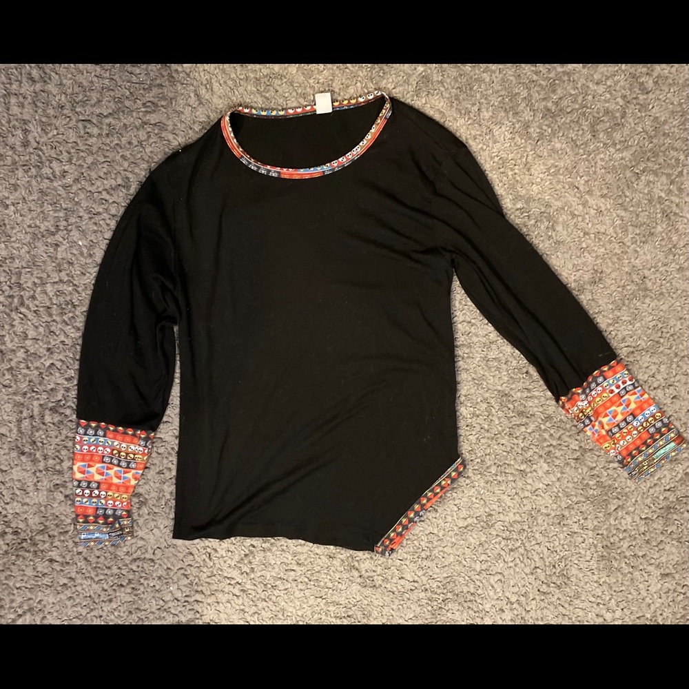 Long sleeve with Skull lined sleeves and collar